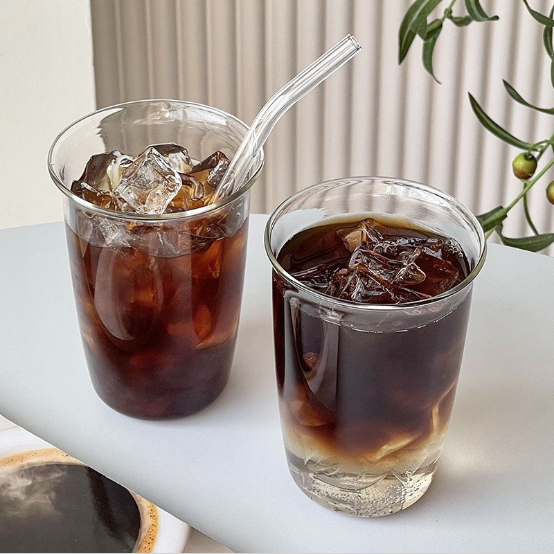 Текстурата на чашата със стъклената вода