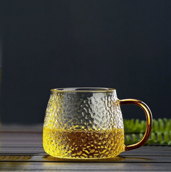 Защо се нуждаем от прозрачни чаши за вино, когато пием?