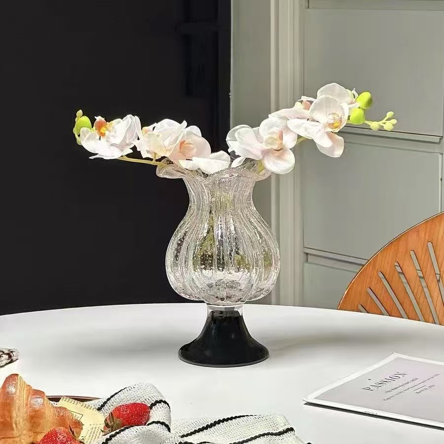 Различни стъклени вази със странна форма