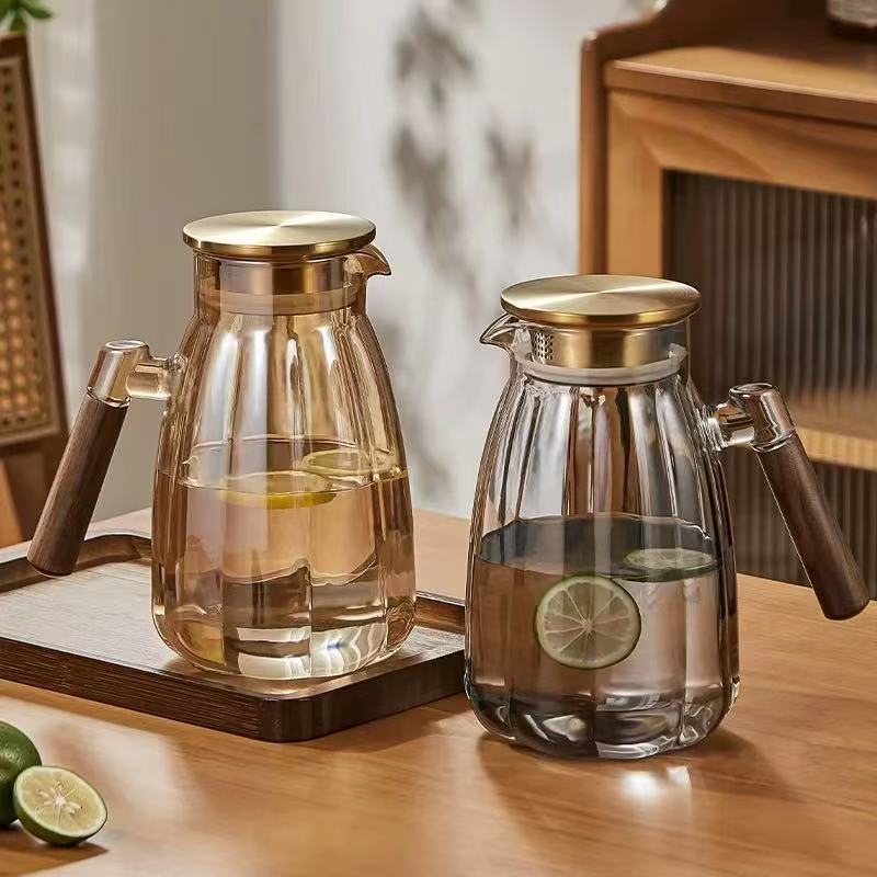 Кана за вода с тиква с орехова дръжка